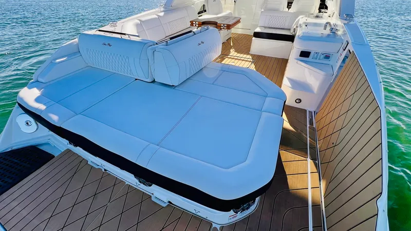 Slide: The Image of Sea Ray 400 SLX 2022 - 24