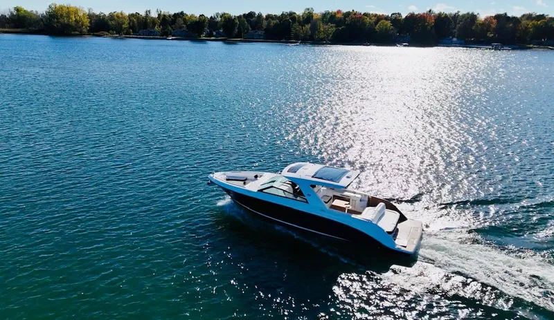 Slide: The Image of Sea Ray 400 SLX 2022 - 7