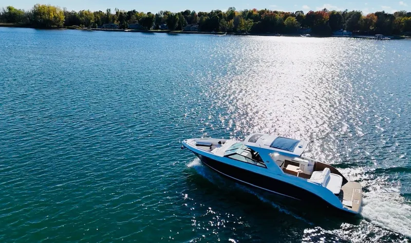 Slide: The Image of Sea Ray 400 SLX 2022 - 8