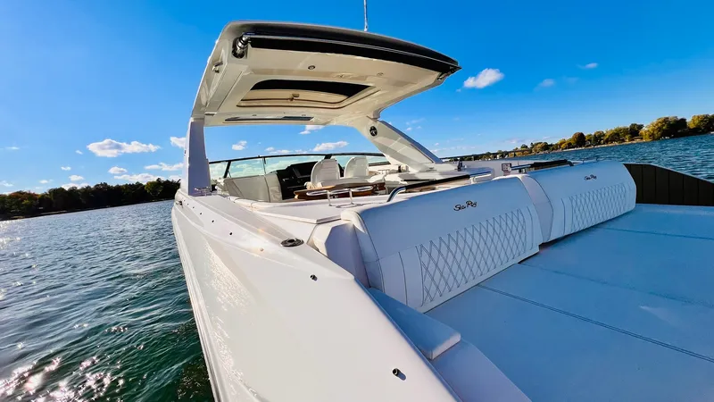Slide: The Image of Sea Ray 400 SLX 2022 - 33