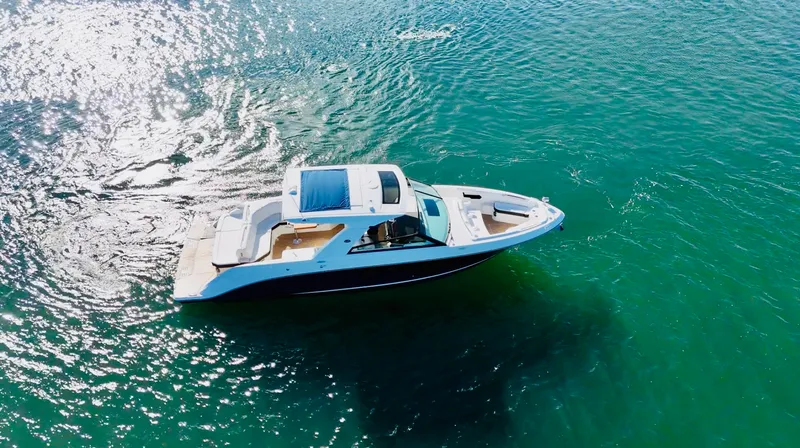 Slide: The Image of Sea Ray 400 SLX 2022 - 18