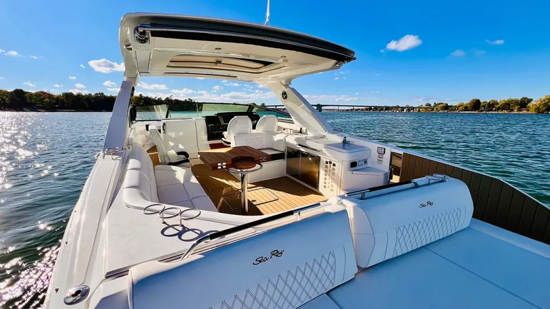 Slide: The Image of Sea Ray 400 SLX 2022 - 32