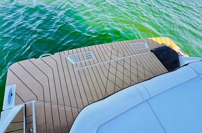 Slide: The Image of Sea Ray 400 SLX 2022 - 21