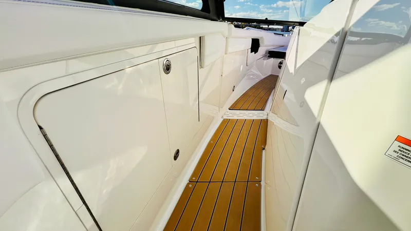 Slide: The Image of Sea Ray 400 SLX 2022 - 42