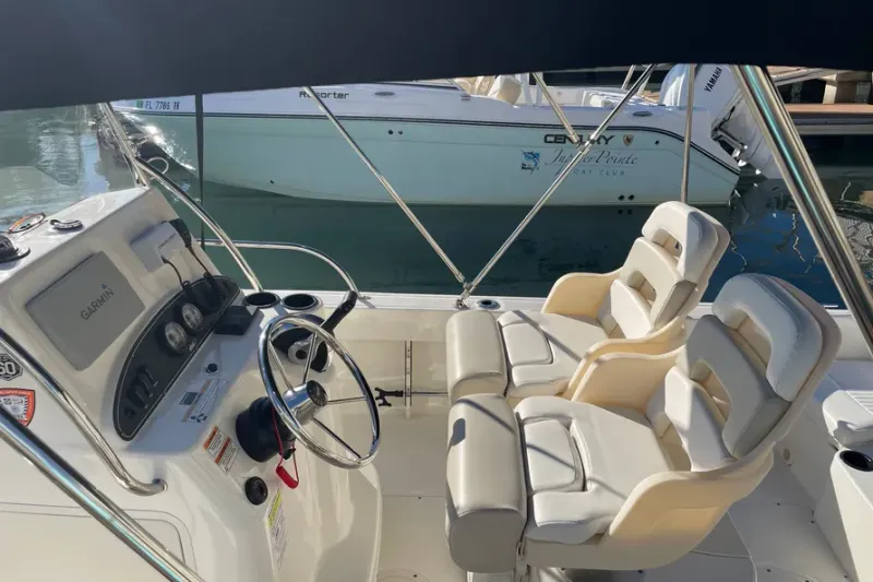 Slide: The Image of Boston Whaler 190 OUTRAGE 2018 - 3