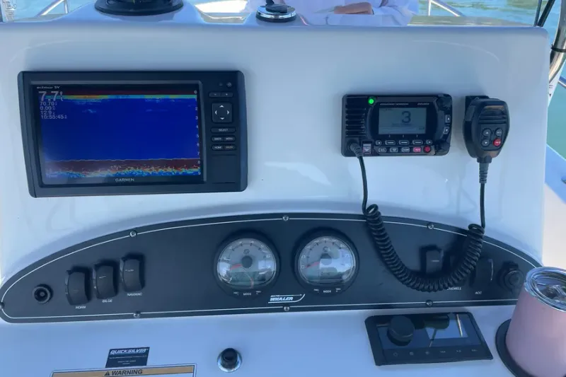 Slide: The Image of Boston Whaler 190 OUTRAGE 2018 - 4