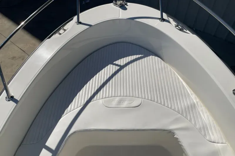 Slide: The Image of Boston Whaler 190 OUTRAGE 2018 - 5