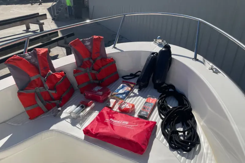 Slide: The Image of Boston Whaler 190 OUTRAGE 2018 - 6