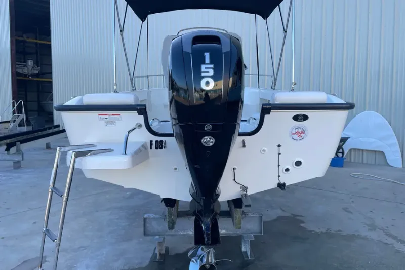 Slide: The Image of Boston Whaler 190 OUTRAGE 2018 - 7