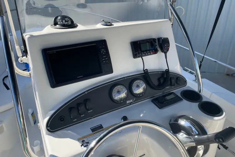 Slide: The Image of Boston Whaler 190 OUTRAGE 2018 - 8