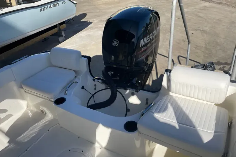 Slide: The Image of Boston Whaler 190 OUTRAGE 2018 - 9