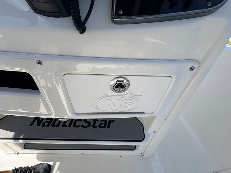 Slide: The Image of NauticStar 2102L 2021 - 16634525