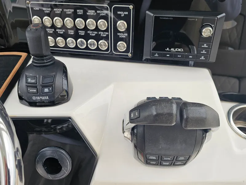 Slide: The Image of Sea Fox 328 COMMANDER 2018 - 28