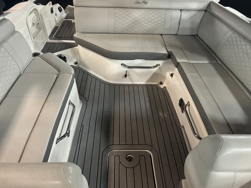 Slide: The Image of Sea Ray 270 SDX 2021 - 14