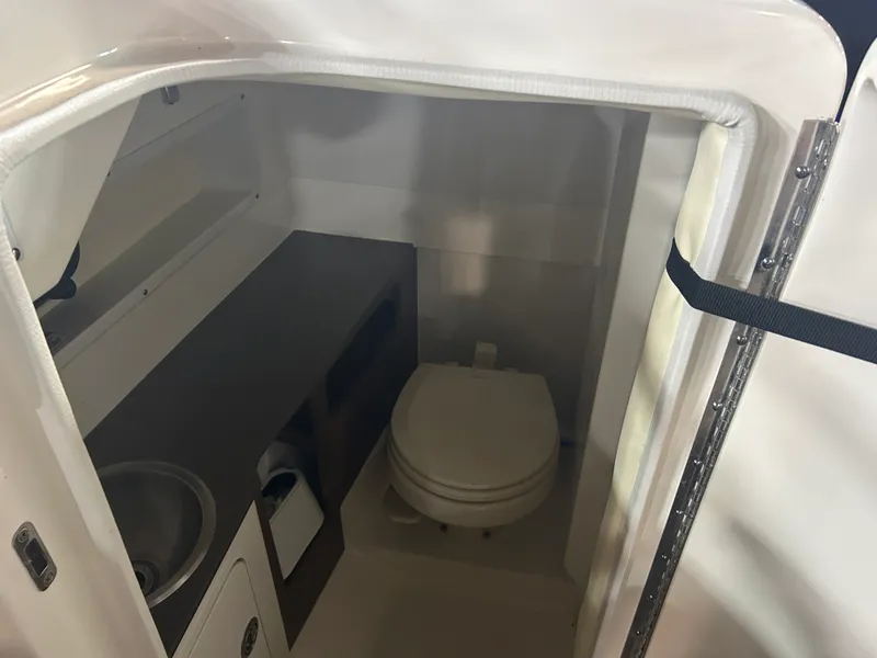 Slide: The Image of Sea Ray 270 SDX 2021 - 21