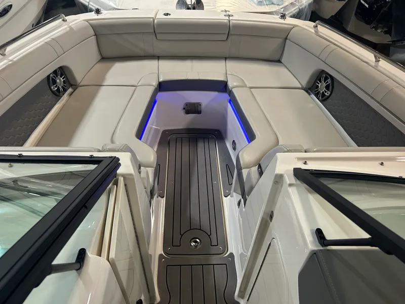 Slide: The Image of Sea Ray 270 SDX 2021 - 22