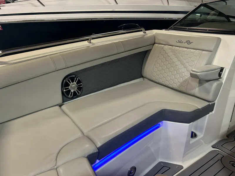 Slide: The Image of Sea Ray 270 SDX 2021 - 24
