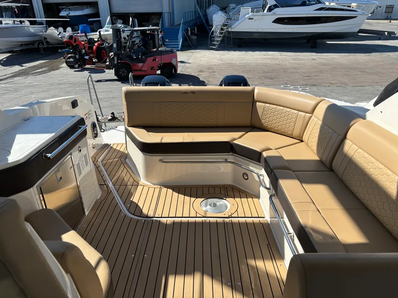 Slide: The Image of Sea Ray 320DA OB 2023 - 10