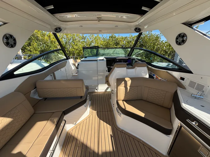 Slide: The Image of Sea Ray 320DA OB 2023 - 13