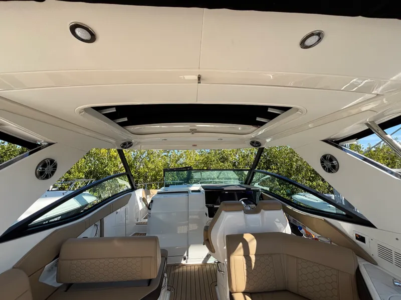Slide: The Image of Sea Ray 320DA OB 2023 - 14