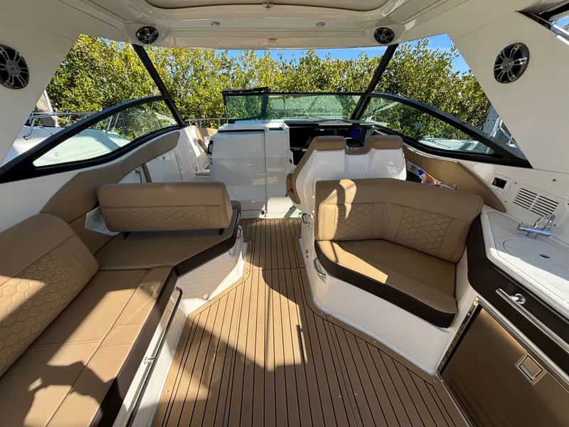 Slide: The Image of Sea Ray 320DA OB 2023 - 15