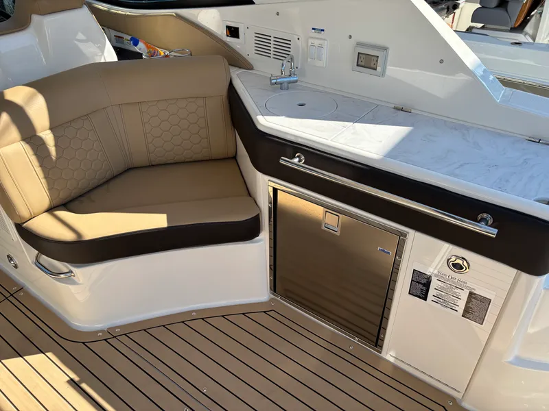 Slide: The Image of Sea Ray 320DA OB 2023 - 16