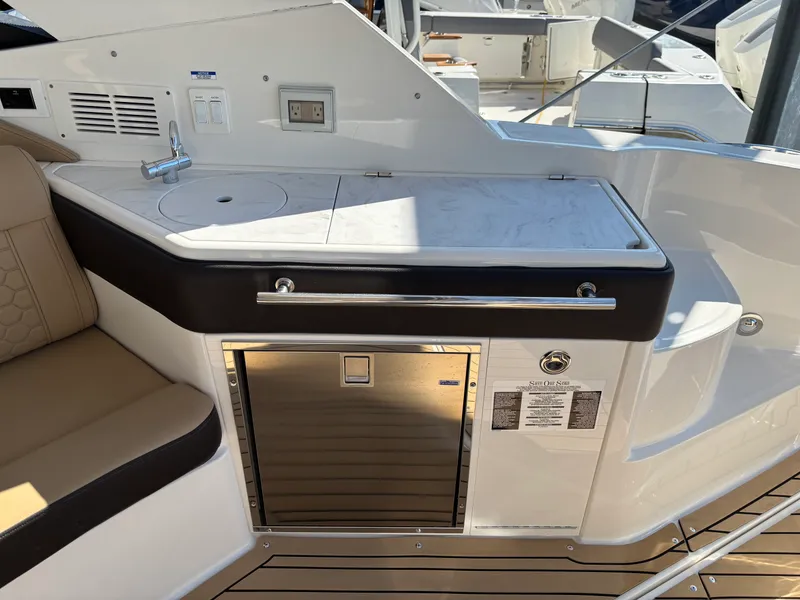 Slide: The Image of Sea Ray 320DA OB 2023 - 17