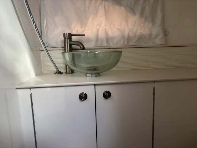 Slide: The Image of Sea Ray 320DA OB 2023 - 18