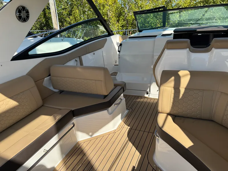 Slide: The Image of Sea Ray 320DA OB 2023 - 19