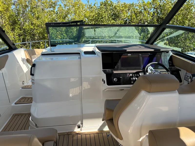 Slide: The Image of Sea Ray 320DA OB 2023 - 21