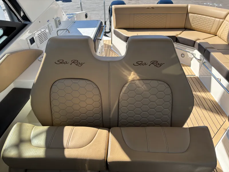 Slide: The Image of Sea Ray 320DA OB 2023 - 22