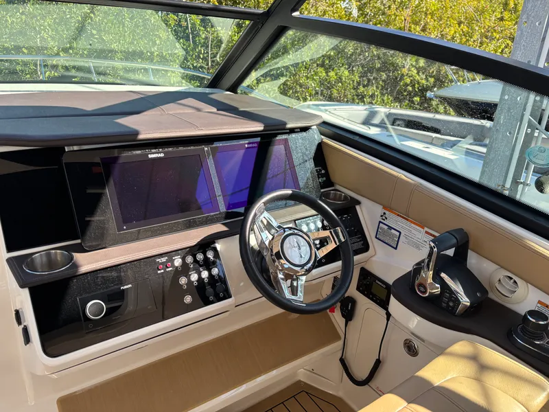 Slide: The Image of Sea Ray 320DA OB 2023 - 23