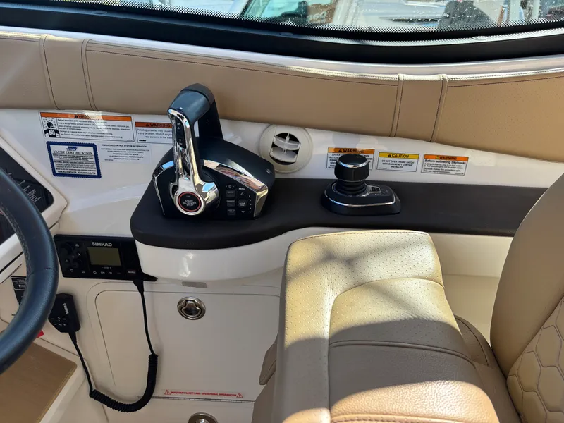 Slide: The Image of Sea Ray 320DA OB 2023 - 25