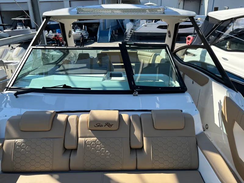 Slide: The Image of Sea Ray 320DA OB 2023 - 27