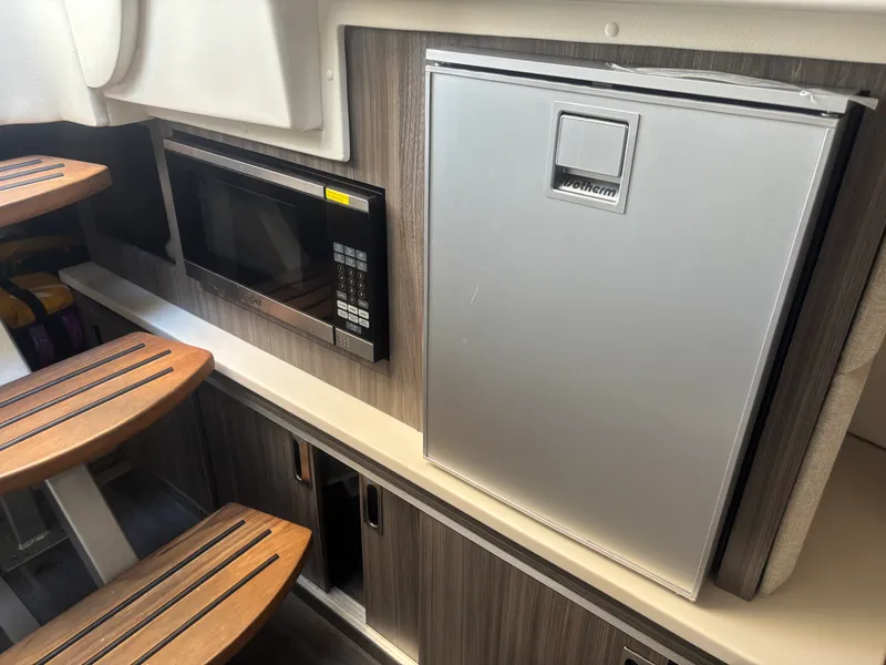 Slide: The Image of Sea Ray 320DA OB 2023 - 29