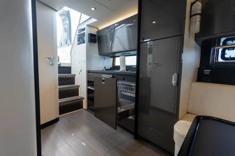 Slide: The Image of Azimut VERVE 42 2023 - 12