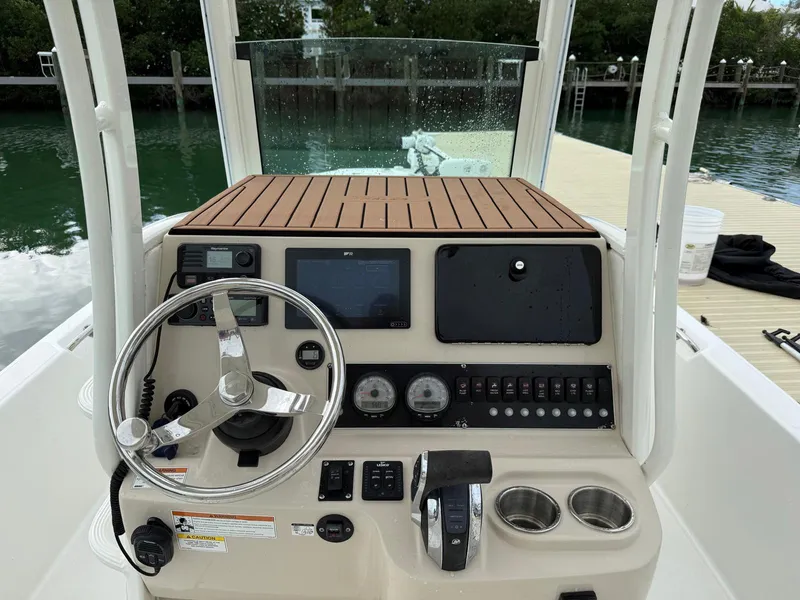 Slide: The Image of Boston Whaler 240 DAUNTLESS PRO 2020 - 20