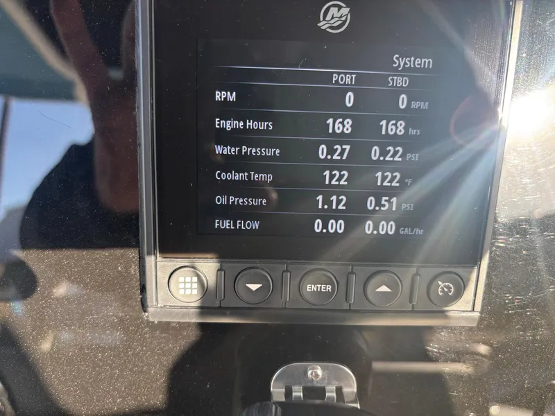 Slide: The Image of Boston Whaler 33 OUTRAGE 2022 - 12