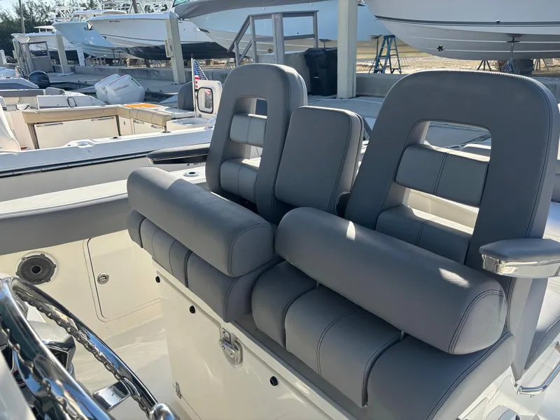 Slide: The Image of Boston Whaler 33 OUTRAGE 2022 - 13