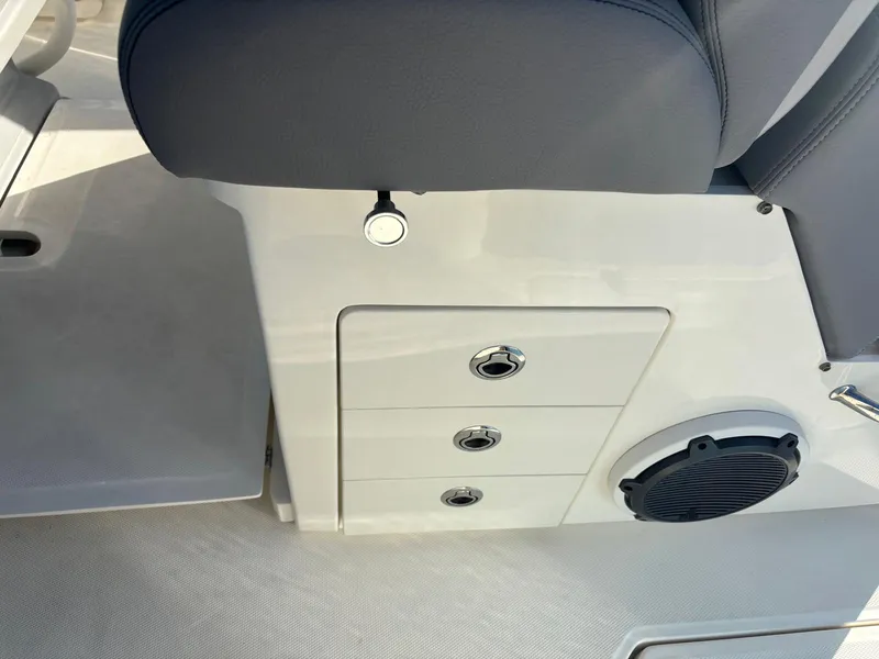 Slide: The Image of Boston Whaler 33 OUTRAGE 2022 - 14