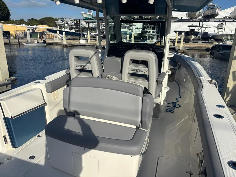 Slide: The Image of Boston Whaler 33 OUTRAGE 2022 - 15