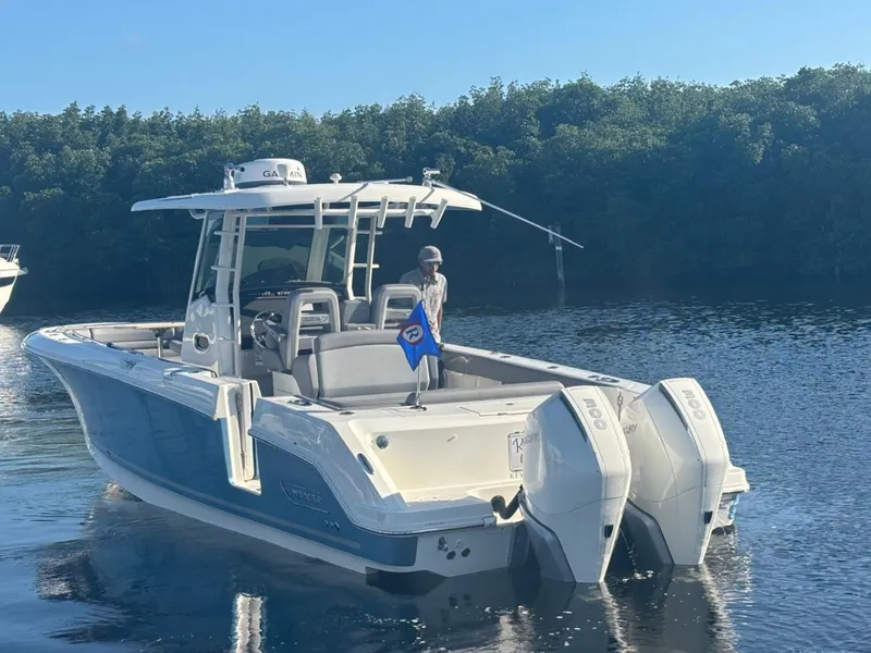 Slide: The Image of Boston Whaler 33 OUTRAGE 2022 - 3