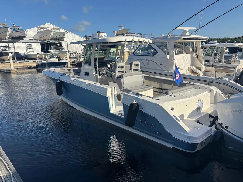 Slide: The Image of Boston Whaler 33 OUTRAGE 2022 - 6