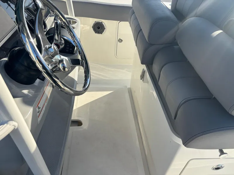 Slide: The Image of Boston Whaler 33 OUTRAGE 2022 - 9