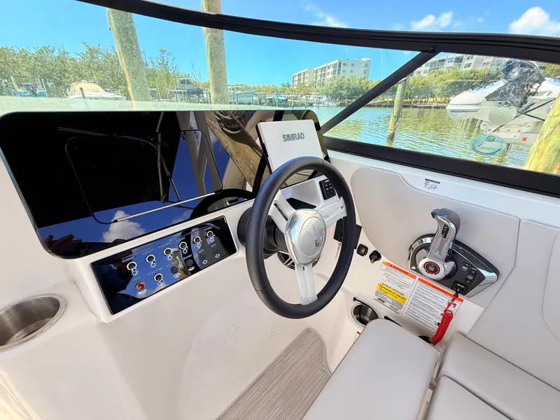 Slide: The Image of Sea Ray SDX 230 Outboard 2026 - 40