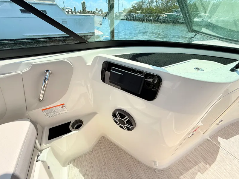 Slide: The Image of Sea Ray SDX 230 Outboard 2026 - 46