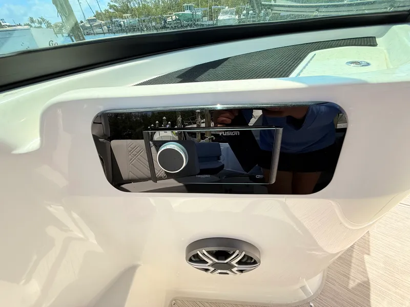 Slide: The Image of Sea Ray SDX 230 Outboard 2026 - 47