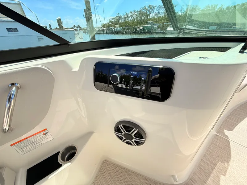Slide: The Image of Sea Ray SDX 230 Outboard 2026 - 48