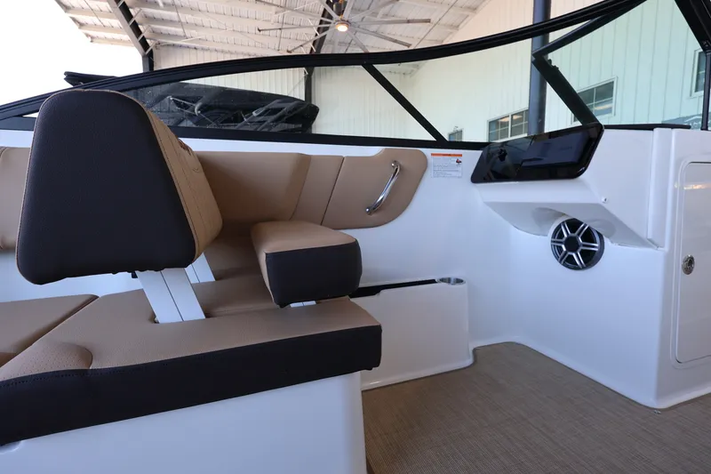 Slide: The Image of Sea Ray SDX 270 Outboard 2026 - 15