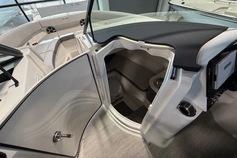 Slide: The Image of Sea Ray SDX 250 Outboard 2026 - 17